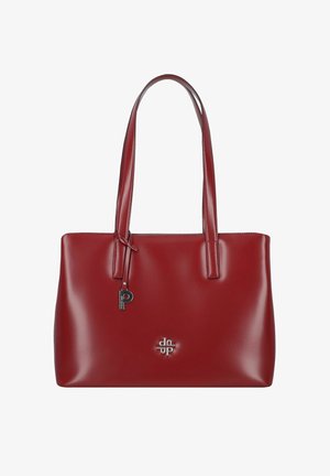 Sac cabas en cuir rouge avec deux longues poignées, un petit logo argenté à l'avant et un charm noir en forme de lettre P accroché à une poignée.
