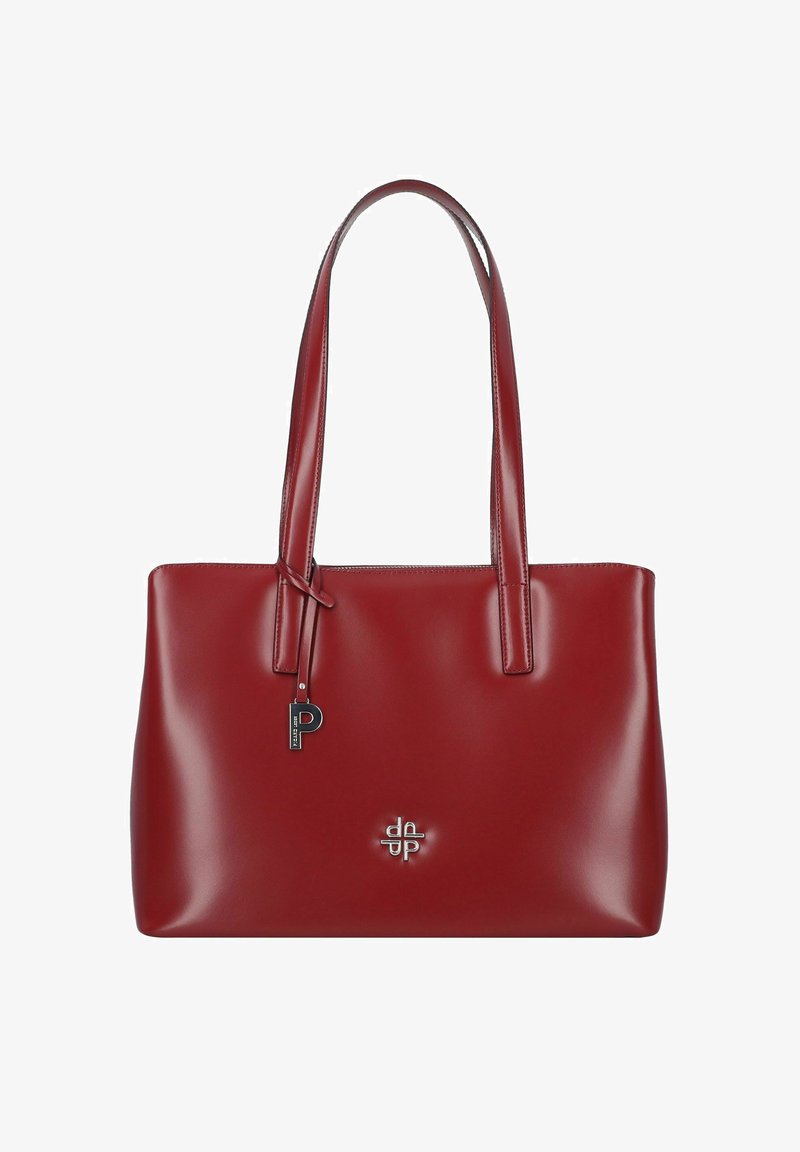 Sac cabas en cuir rouge avec deux longues poignées, un petit logo argenté à l'avant et un charm noir en forme de lettre P accroché à une poignée.