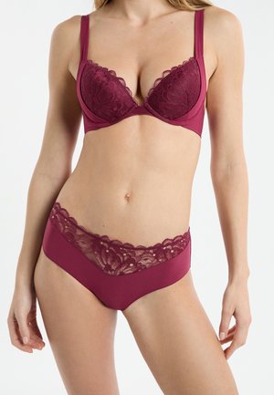 Samtrosa Dessous-Set mit einem BH mit Spitzensaum und tiefem Ausschnitt sowie passenden Slip mit Spitzenbund, glatte Stoffqualität.