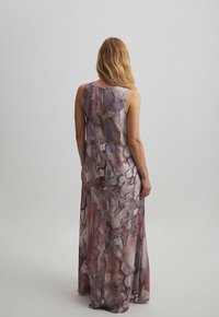 Maxi-jurk met een aquarelachtige patroon in tinten paars en bruin, met een mouwloos ontwerp en subtiele uitsnijding aan de achterkant.