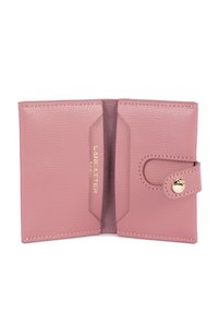 Roze leren portemonnee met een gestructureerd oppervlak, knoopsluiting en hardware in goudkleur. Bevat twee kaartsleuven en een open binnenvak.