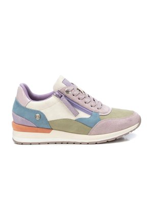 Zapatilla deportiva con colores pastel en púrpura, azul, verde y naranja, con cordones, cremallera lateral y suela blanca.
