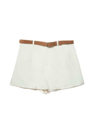 Bijele visokog struka kratke hlače s naborima i smeđim brušenim remenom sa srebrnom ovalnom kopčom.