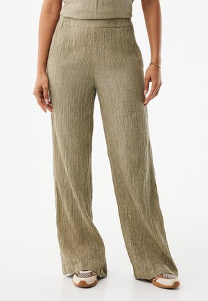Kalhoty s širokými nohavicemi z texturované látky olivově zelené barvy s vertikálními pruhy, šité s vysokým pasem a jemnými sklady.