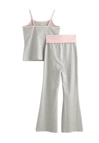 Szary top na ramiączkach z różowym wykończeniem oraz dopasowane rozkloszowane spodnie, wykonane z miękkiego materiału, z elastyczną talią i prostym wzorem.