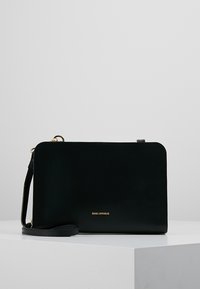 Borsa a tracolla nera in pelle con finitura liscia, forma rettangolare, accessori in oro, tracolla regolabile e logo impresso.