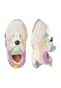 Sneakers pelosi multicolori con accenti rosa pastello, verde e viola, lacci bianchi con un toggle nero, anello del tallone giallo e suole con motivo.