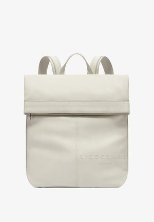 Jasnoszara skórzana plecak z klapą składana, podwójnymi szelkami i wytłoczonym logo z przodu. Gładka faktura, minimalistyczny design.