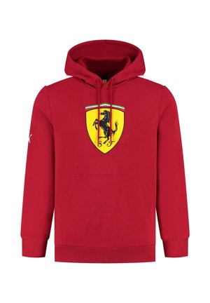 Czerwona bluza z kapturem wykonana z materiału o gładkiej fakturze, z centralnym czarnym logo Ferrari na żółtej tarczy, z kieszenią z przodu i sznurkami do ściągania.