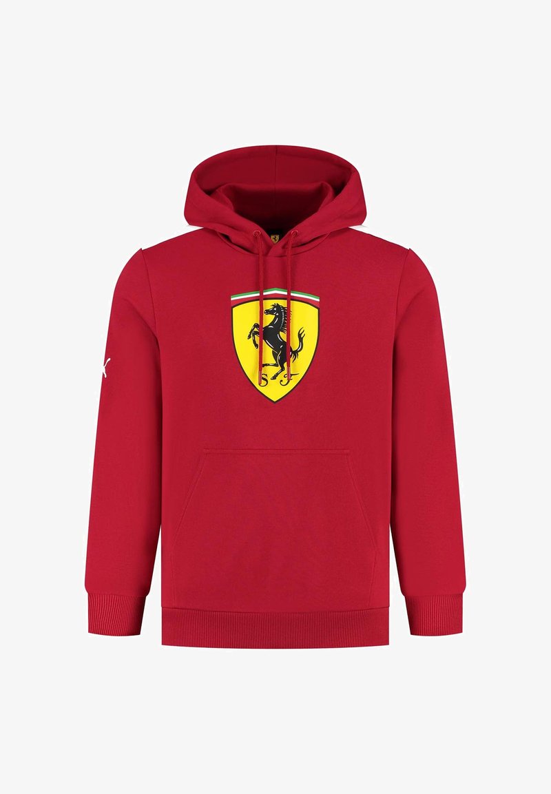 Czerwona bluza z kapturem wykonana z materiału o gładkiej fakturze, z centralnym czarnym logo Ferrari na żółtej tarczy, z kieszenią z przodu i sznurkami do ściągania.