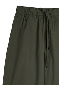 Zielone, lekkie spodnie materiałowe z elastycznym pasem i sznurkiem do regulacji, charakteryzujące się gładką teksturą i luźnym krojem.