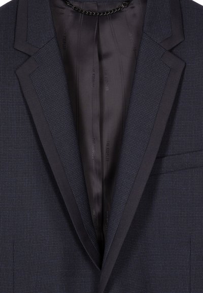 Blazer blu navy con un delicato motivo a quadri, rever a punta e fodera interna in satin. Presenta una tasca sul petto e vestibilità sartoriale.
