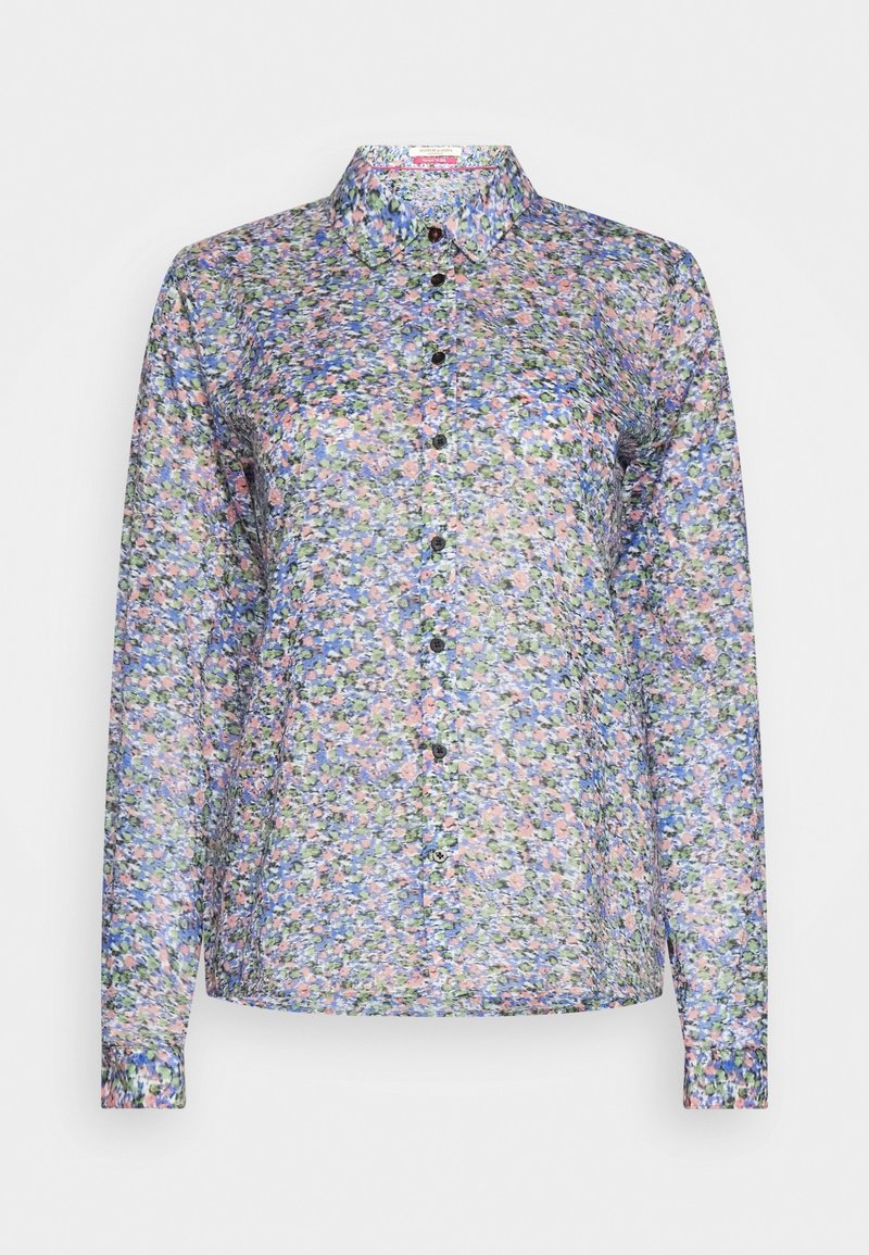 Chemise à manches longues boutonnée avec un petit motif floral multicolore dans les tons bleu, rose, vert et blanc, présentée sur un fond uni.