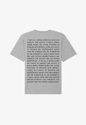 T-shirt in cotone grigio con un grande design testuale sul retro, dallo stile scritto a mano, che trasmette un messaggio di uguaglianza e umanità.