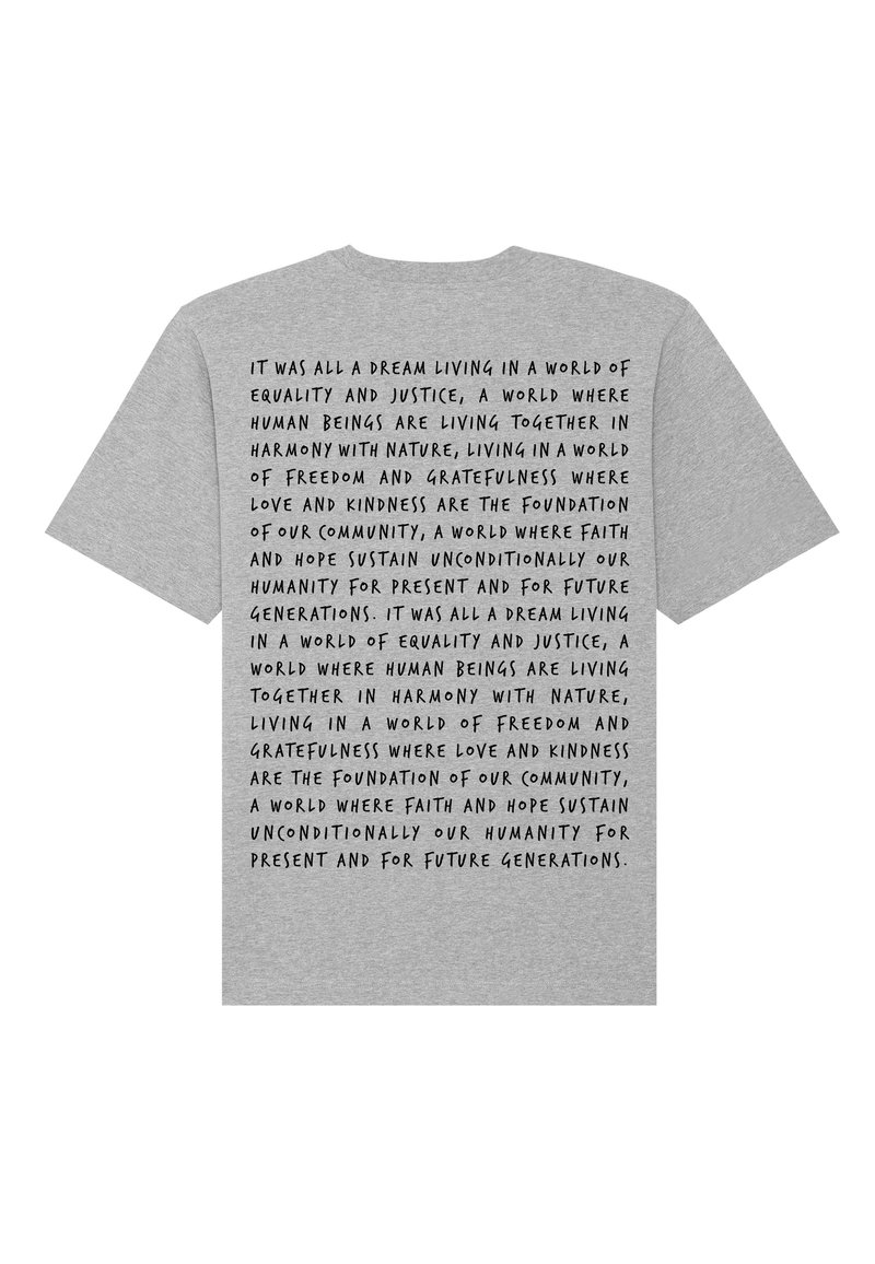T-shirt en coton gris avec un grand design textuel au dos, dans un style manuscrit, transmettant un message sur l'égalité et l'humanité.