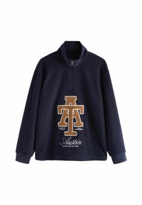 Pulover din fleece bleumarin cu guler înalt și fermoar pe jumătate. Prezintă un grafic mare în bej și alb cu textul "AT" și cuvântul "Austin" în partea de jos.