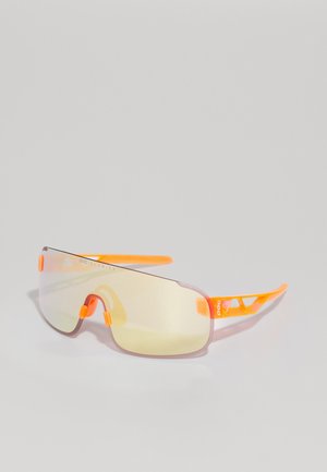 Gafas de sol deportivas con un marco de color rosa claro, acentos naranjas y lentes espejados. Presentan un diseño envolvente y almohadillas nasales ajustables.