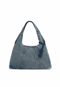 Sac à main en denim bleu foncé, style hobo. Il présente des bretelles larges et une forme allongée avec des détails de coutures et une finition texturée.