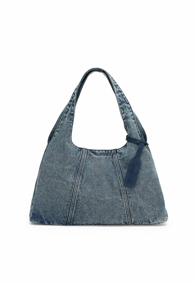 Sac à main en denim bleu foncé, style hobo. Il présente des bretelles larges et une forme allongée avec des détails de coutures et une finition texturée.