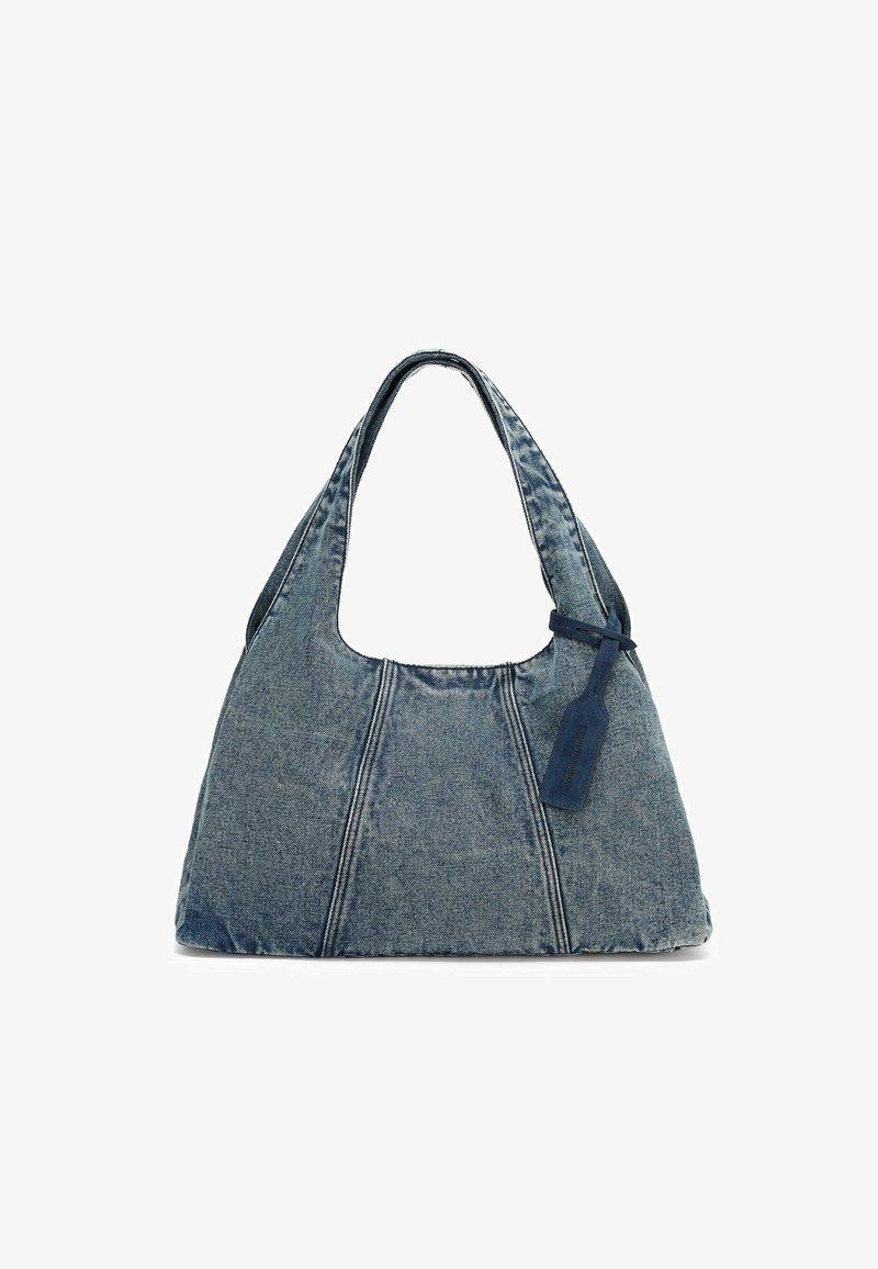 Denim-Handtasche in Dunkelblau, im Hobo-Stil. Verfügt über breite Träger und eine verlängerte Form mit Nahtdetails und einer strukturierten Oberfläche.