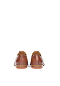 Pantofi din piele maro cu un design elegant, având o suprafață netedă, vârf rotund și o textură subtilă pe partea superioară. Toc mic și compact.