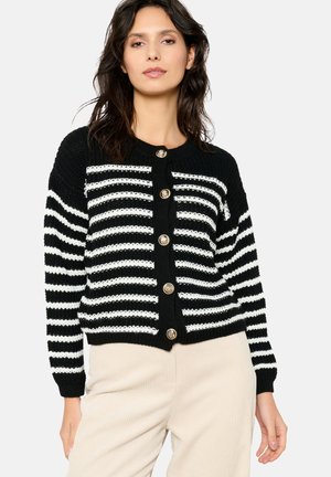 Cardigan a strisce bianche e nere in maglia, con scollo a girocollo, chiusura frontale con bottoni decorativi dorati e polsini a costine.