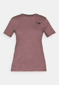Korte mouw, ronde hals t-shirt in gedempt mauve, gemaakt van zacht materiaal. Bevat een klein, zwart logo op de bovenste linkerborst.