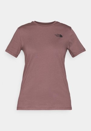 T-shirt à manches courtes et col rond en mauve doux, fabriqué dans un tissu moelleux. Il présente un petit logo noir sur le haut du côté gauche de la poitrine.