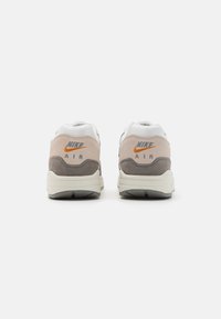 Nike Sportswear AIR MAX 1  - Baskets basses - summit white/flat pewter/light iron ore/light orewood brown/sail/monarch