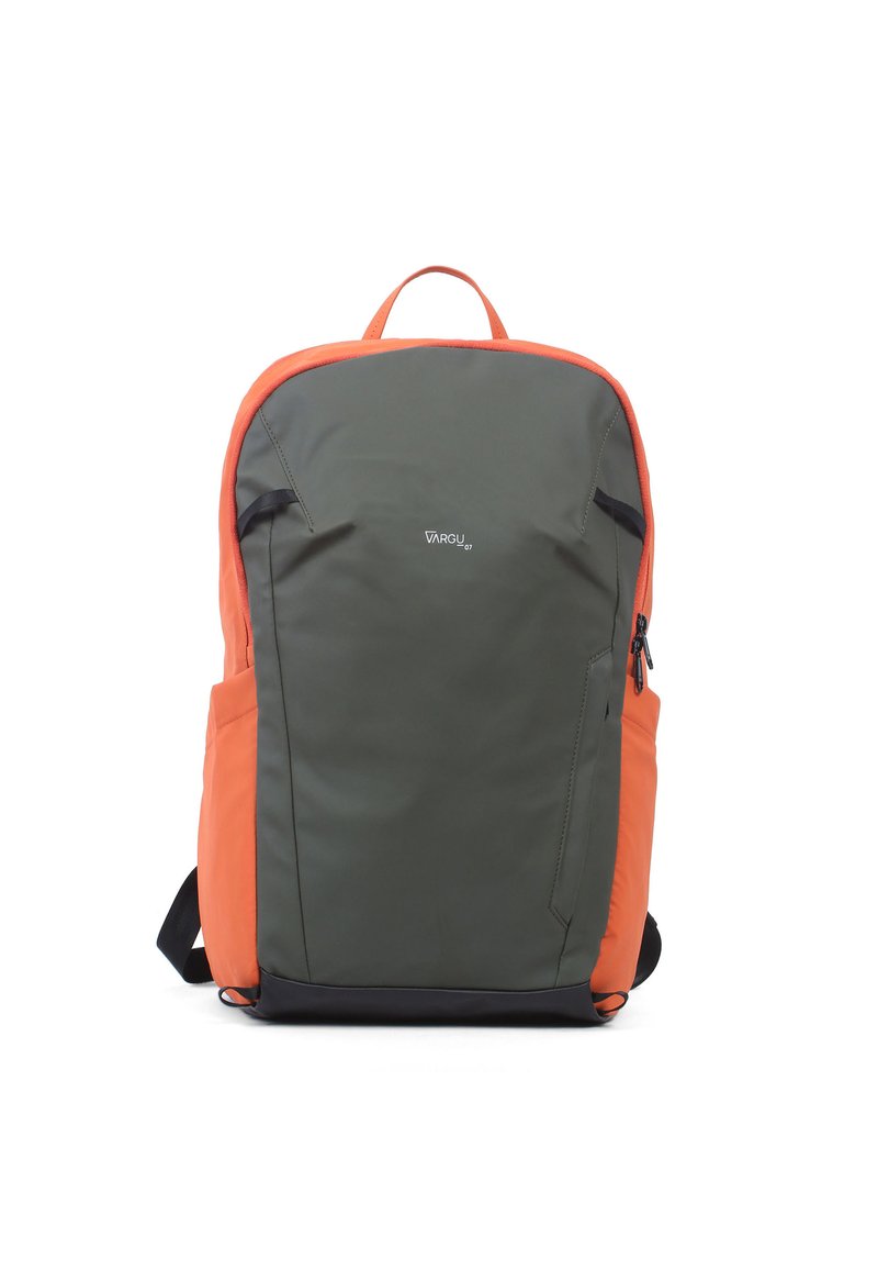 Sac à dos avec un corps vert et des accents orange, fabriqué à partir de matériaux durables. Il a un design élégant et structuré avec plusieurs compartiments.