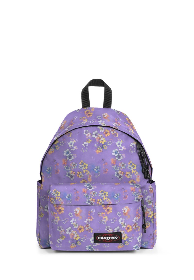 Mochila morada con estampado floral, que cuenta con un compartimento principal, un bolsillo frontal, cierre negro y un asa superior para un fácil transporte.