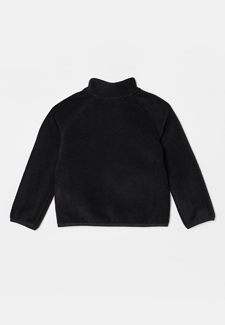 Schwarzer Fleece-Pullover mit hohem Kragen, Raglanärmeln und einer weichen Textur. Flache Nähte und ein verkürzter Schnitt auf Taillenhöhe. Keine sichtbaren Beschläge.