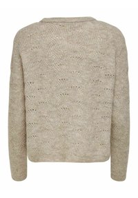 Beżowy sweter robiony na drutach z teksturowanym wzorem, z okrągłym dekoltem i długimi rękawami. Materiał wydaje się miękki i lekko grubszy.
