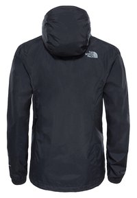 Chaqueta negra impermeable con capucha, puños elásticos y el logo de The North Face en la parte superior derecha de la espalda.