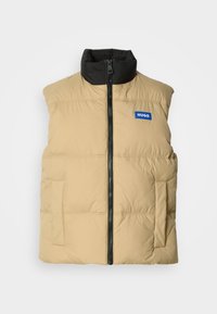 Beež polsterdatud vest musta kõrge krae, ees oleva lukuga ja kahe küljetaskuga. Rinnal sinine "HUGO" logo.