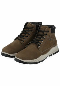 Botas de tobillo de cuero marrón con acentos negros y diseño de cordones. Presentan una superficie texturizada y suela de goma para mayor tracción.
