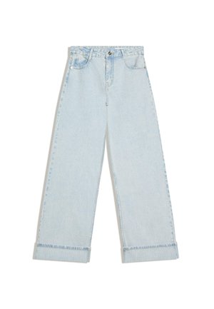 Svetlomodré džínsy širokých nohavíc s vysokým pásom, predným zapínaním na gombíky, vreckami a preloženými lemami.
