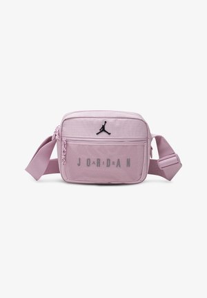 Kompakt rosa skulderveske med justerbar stropp, frontlomme i nett, glidelås, og svart Air Jordan "Jumpman"-logo over tekst.