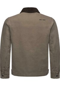 Chaqueta de algodón marrón con cuello de pana, puños abotonados y un detalle bordado de "EST. 1997" en la parte trasera. Presenta un diseño de corte recto.
