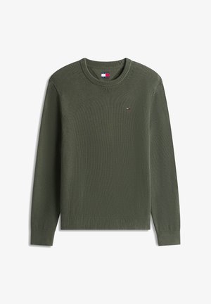 Olijfgroene gebreide trui met geribde manchetten en zoom, met een klein logo op de borst. Ronde halslijn en textuurafwerking van de stof.