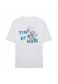 Camiseta blanca de algodón con un diseño gráfico que presenta un surfista y una palmera. El texto dice "HORA DE TRABAJAR" en letras azules en bloque.
