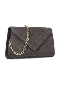 Grijze, gewatteerde suède clutch met een driehoekige klep, voorzien van een gouden schouderriem en een gladde textuur. Elegante uitstraling met minimalistische accenten.