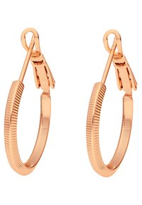 Boucles d'oreilles en or rose avec une surface texturée et rainurée. Conçues avec une fermeture à loquet pour un port sécurisé et une finition polie.