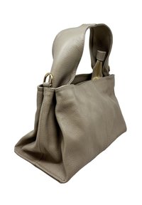 Borsa in pelle testurizzata color talpa con tracolla larga e dettagli in anello dorato, mostrata a tre quarti su sfondo bianco.