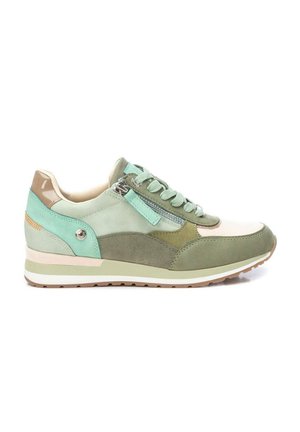 Zapatilla baja en tonos verdes, beige y turquesa con cordones, cremallera lateral y suela de goma sobre fondo blanco.