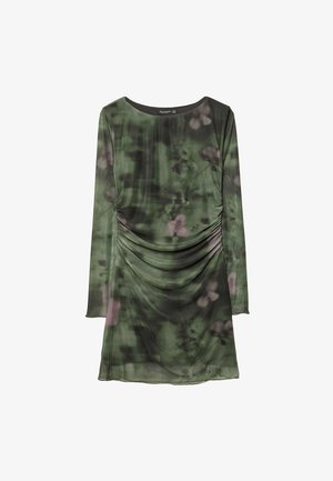 Robe à manches longues en tissu vert avec un motif floral, des détails froncés sur les côtés et un col rond. Texture douce.