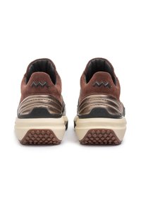 Braune Wildledersneaker mit metallic-bronzenen Akzenten, strukturiertem Fersenpolster und Gummiaußensohle mit punktiertem Muster für bessere Traktion.