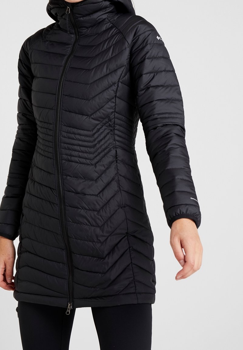 Zwarte geïsoleerde jas met capuchon, voorzien van een chevron-gestikt patroon, ritssluiting over de volle lengte en een slanke pasvorm. Glad, glanzend materiaal.