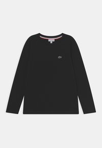 Czarna bawełniana koszulka z długim rękawem, z okrągłym dekoltem i małym zielonym logo krokodyla na lewej piersi.