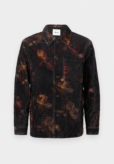 Cămașă din corduroy neagră, cu un model floral în nuanțe de roșu și portocaliu, buzunar frontal și închidere cu nasturi, cu mâneci lungi.